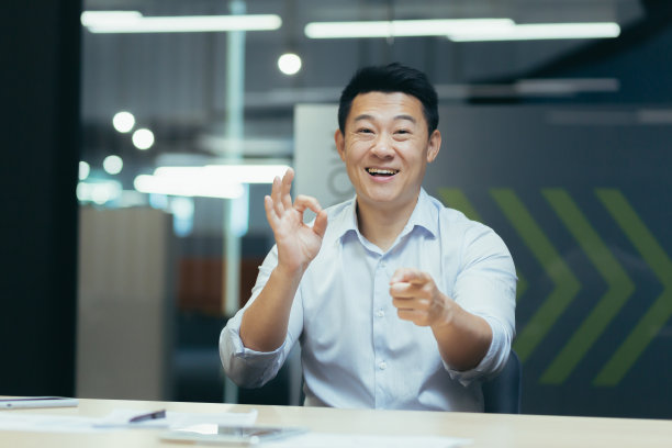 在线研讨会。一位亚洲商人的肖像。他主持了一场网络研讨会看着镜头图片下载