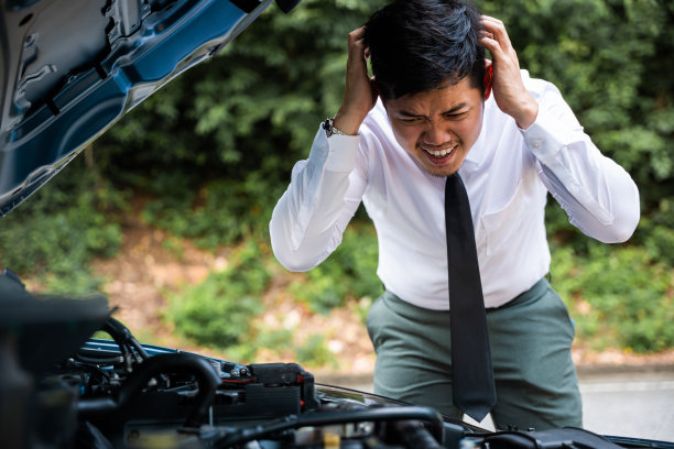 亚洲商人的车坏了图片下载