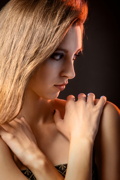 严重的美丽的女人图片下载