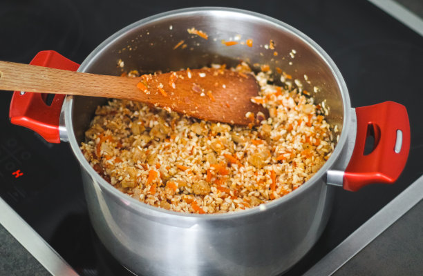 半熟肉末配米饭和蔬菜，放入红柄炖锅中。图片下载