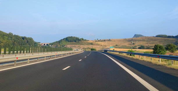 夏天，特兰西瓦尼亚的高速公路图片下载