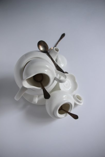疯狂的静物与茶具餐具在白色图片下载