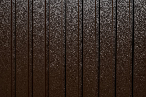 瓦楞纸板栅栏碎片。纹理棕色金属异型板栅栏甲板。图片下载