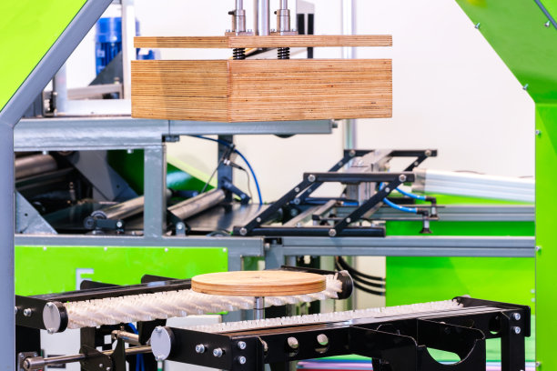 用于食品包装的工业生产线。包装工厂。用于食品切割和包装的机器。食品工业概念图片下载