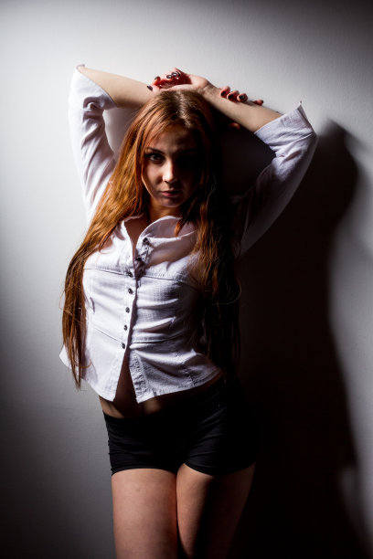 漂亮的年轻女子，棕色卷发，烟熏妆。性感和华丽的黑发女孩与波浪发型。迷人的女性肖像。时装模特儿。图片下载