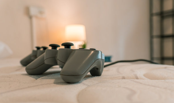 视频游戏控制器细节，在一个房间里。水平摄影与复制空间。图片下载