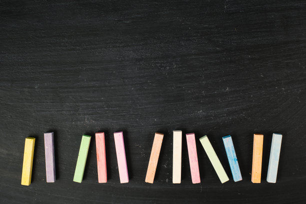 黑板，回到学校，教育理念，五彩粉笔图片下载