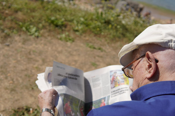一位年长的绅士正在看新闻。鸟瞰图图片下载
