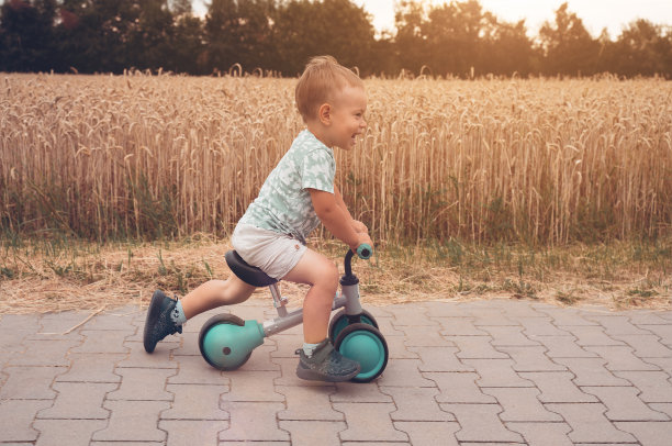 骑自行车的男孩。孩子骑平衡自行车在自行车道上骑。健康生活理念，童年图片下载
