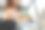 女视频博主看着笔记本电脑，用麦克风录制视频图片下载