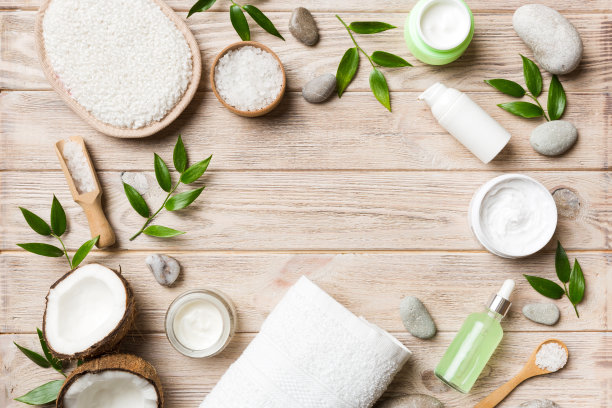在彩色背景上的椰子油和化妆品。前视图。为你的文本腾出空间。天然椰子水疗化妆品和有机椰子水疗护理概念组成图片下载