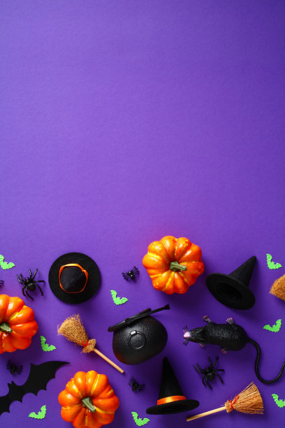 万圣节的背景装饰，南瓜，蜘蛛，蝙蝠，女巫的帽子和扫帚，紫色的桌子上的罐子。平铺，俯视图，头顶图片下载