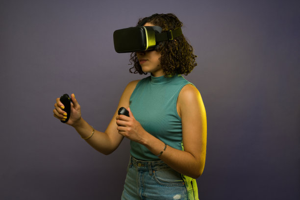 华丽的女人玩和控制虚拟现实模拟图片下载