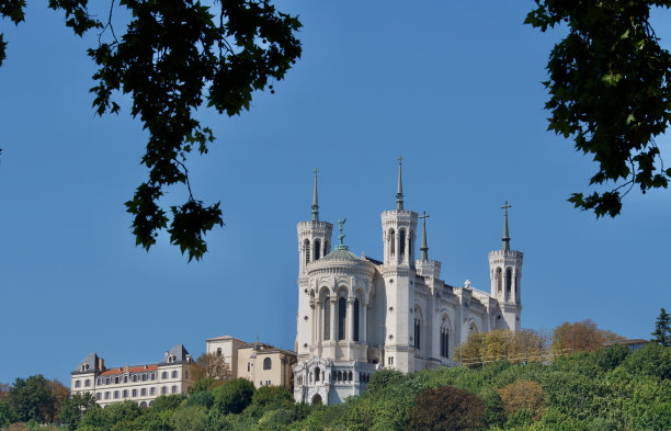 美丽的巴黎圣母院一直延伸到山上图片下载