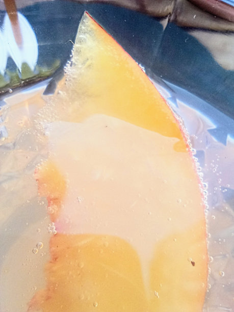 特写照片一片桃子在一个杯子图片下载