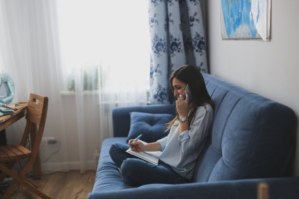 可爱的白人女孩在房间里打电话图片下载