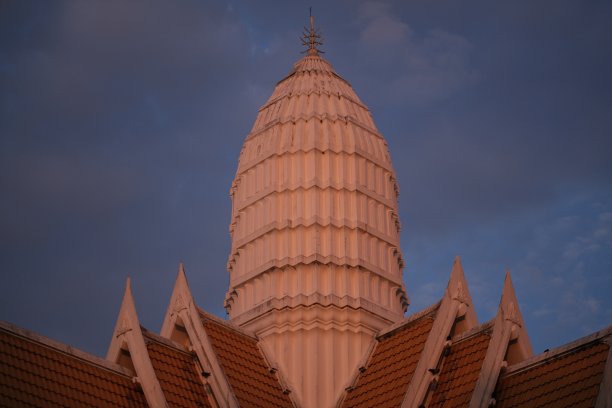 一座经典高棉风格的佛塔图片下载