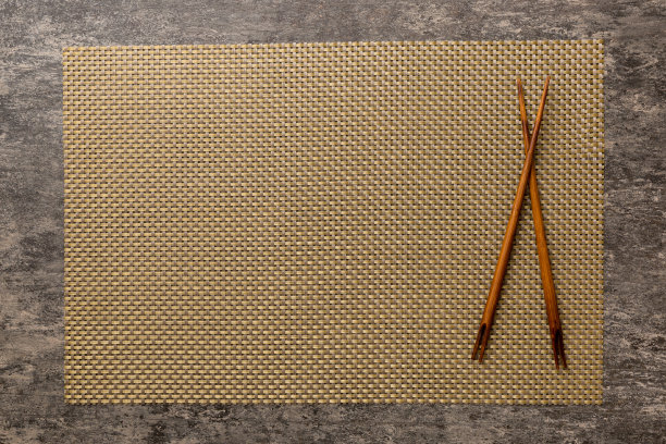 两根筷子和水泥底竹席。俯视图，复制空间图片下载