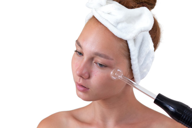 女人没有化妆痘痘抱达松瓦尔图片下载