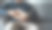男人坐在家里的沙发上看笔记本。素材图片