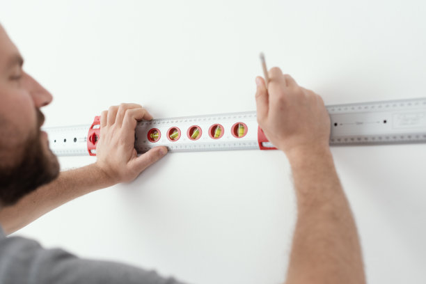 杂工使用气泡水平仪图片下载