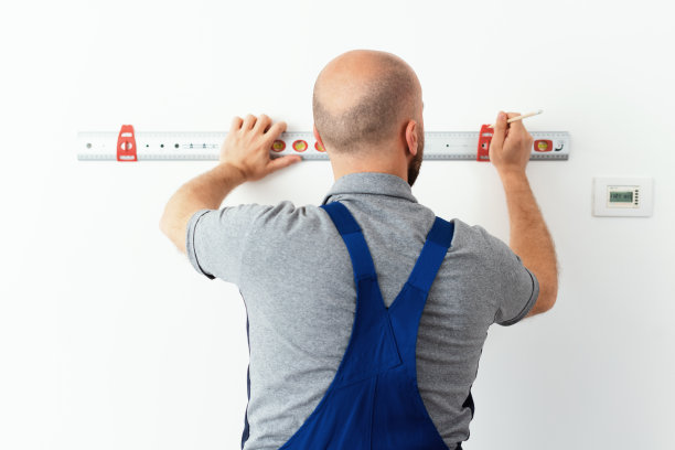 杂工使用气泡水平仪图片下载