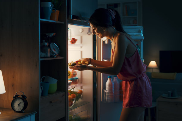 饥饿的女人在晚上吃糖果图片下载