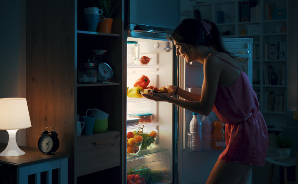 饥饿的女人在晚上吃糖果图片下载