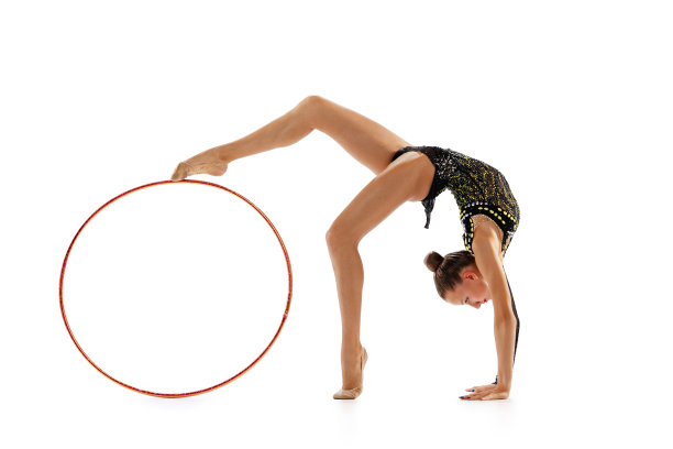 年轻女孩的肖像，女性艺术体操运动员训练，与白色演播室背景上孤立的箍表演图片下载