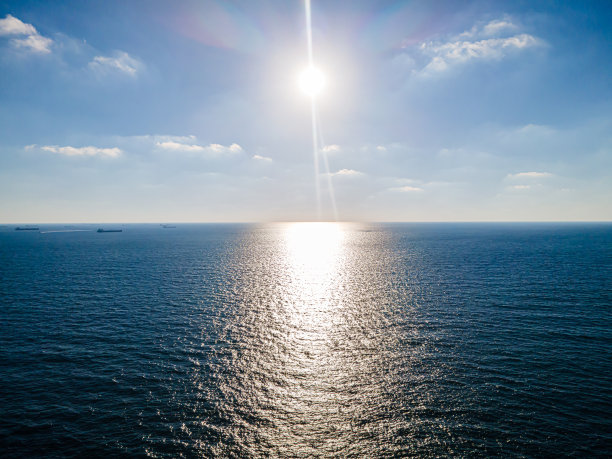 阿克里海面上美丽阳光图片下载