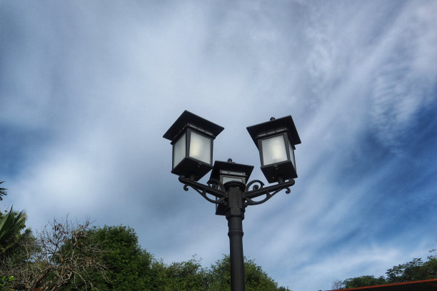 照片美丽的花园灯光在班达亚齐城市公园与蓝天背景，自然摄影图片下载