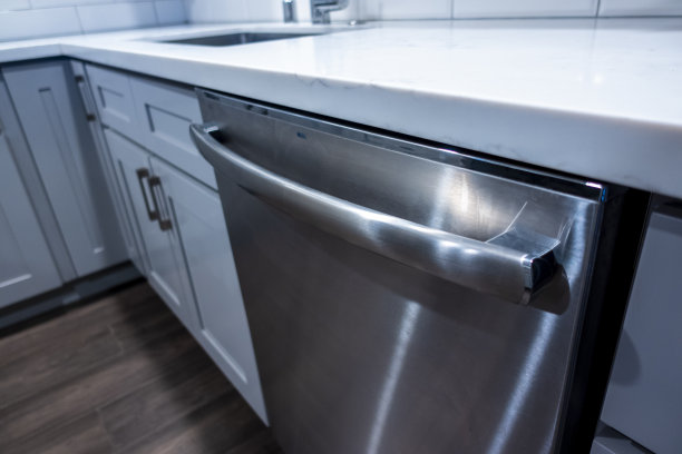 白色和灰色的现代风格厨房，大理石台面的不锈钢洗碗机的角度视图图片下载