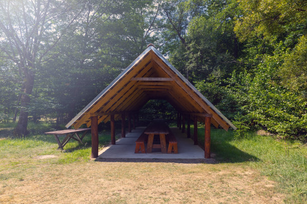 林中露天的木制凉亭或凉亭。图片下载