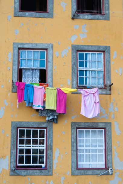 波尔图市中心一座老建筑的黄色立面的特写。图片下载