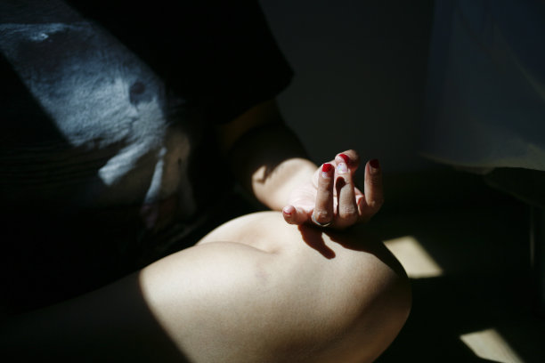 特写的女人手在mudra的姿势练习瑜伽冥想图片下载