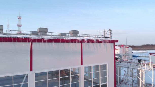 西伯利亚的冬季石油和天然气炼油厂。无人机在输送燃气轮机发电厂的天然气管道上空飞行。世界能源危机。解决化石燃料问题的绿色能源计划图片下载