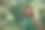 在树林里积极快乐的年轻女人的肖像。一个红发女孩的特写，绿色上衣上有雀斑。图片下载