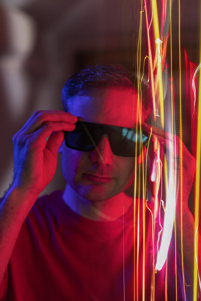 年轻人在元宇宙中看着镜头图片下载