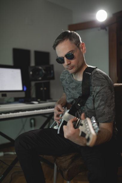 音乐制作人正在用电吉他弹奏一些和弦图片下载