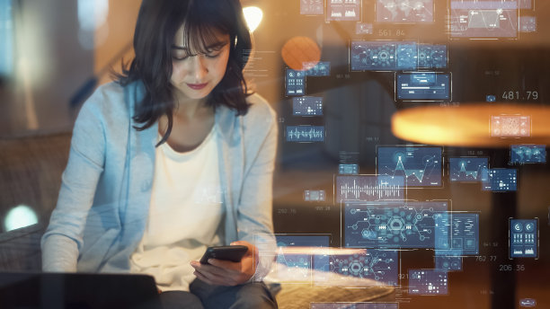 观看全息影像屏幕的亚洲女性。商业和技术概念。聪明的办公室。GUI(图形用户界面)。图片下载