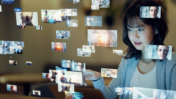 观看全息影像屏幕的亚洲女性。视觉内容的概念。社交网络服务。流媒体视频。通信网络。图片下载