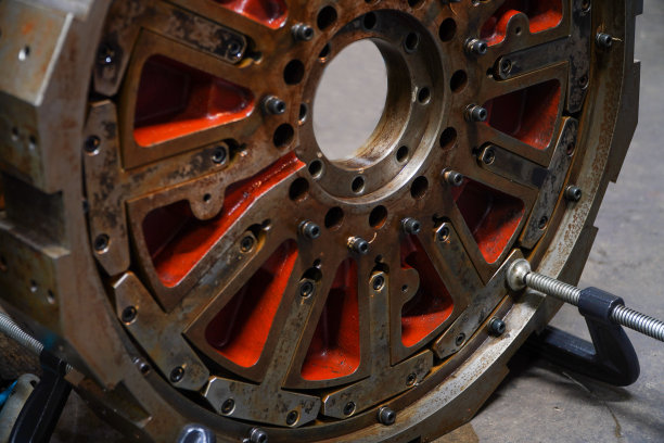 工业厂房内C形夹具夹紧CNC机床零件，钢结构车间概念，C形钢夹具图片下载