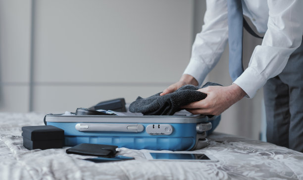 为商务旅行做准备的高管图片下载