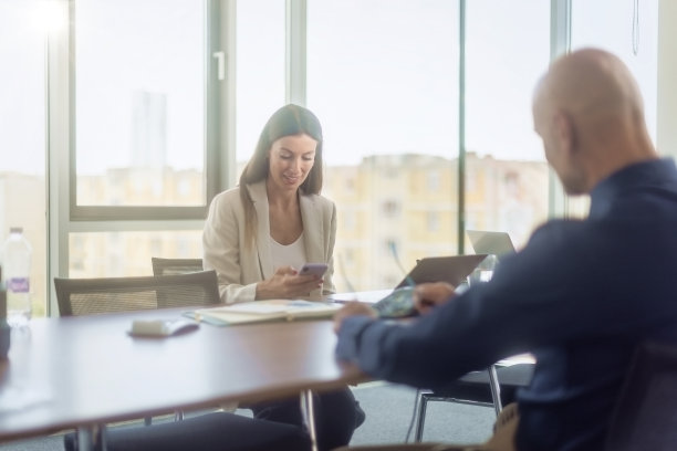 在办公室一起工作的一群商务人士图片下载