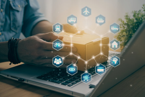 手休闲商人抓住包裹在笔记本电脑和蓝色六边形物流图标在Vintage Tone图片下载