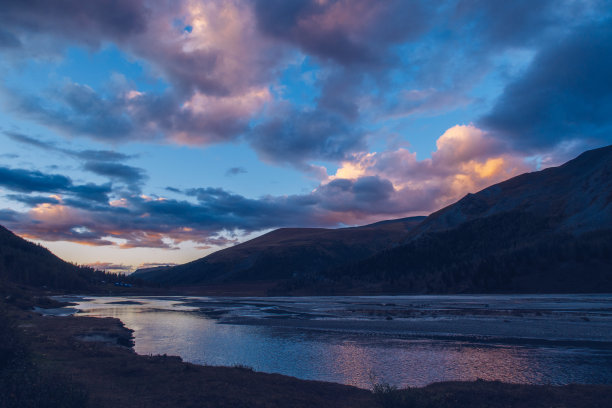 冰川湖的夜景。晚上在阿卡姆湖。风景如画的云和山倒映在湖面上。图片下载