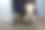 商人拿着发光的灯泡放在木桌上，手提电脑作为商业解决方案图片下载
