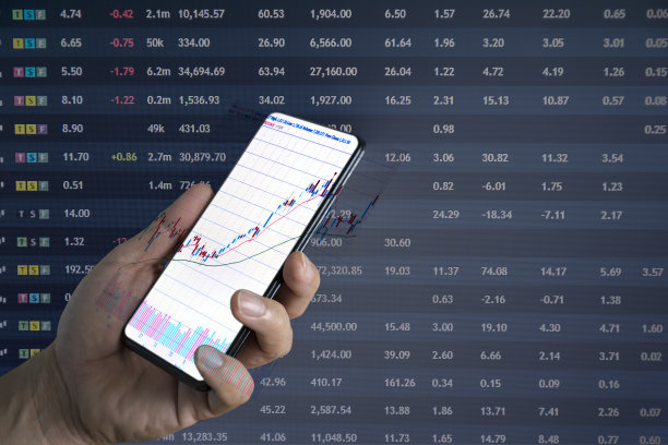 商人使用智能手机，触摸手机投资应用。股票市场投资app在手。图片下载