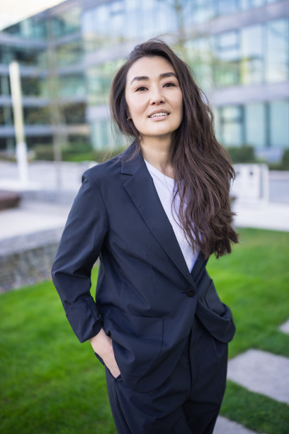 放松的亚洲自信的商业女性西装微笑，微笑。工作，工作抱负的旗帜图片下载