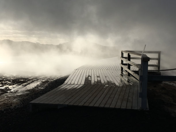 Gunnuhver是雷克雅尼半岛西南部一个令人印象深刻的、五颜六色的地热田的名字，它由各种泥浆池和火山喷气孔组成。在冰岛图片下载